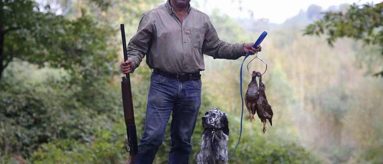 Un cazador posa con sus piezas y su perro, en una campaña anterior. // Bernabé/Gutier
