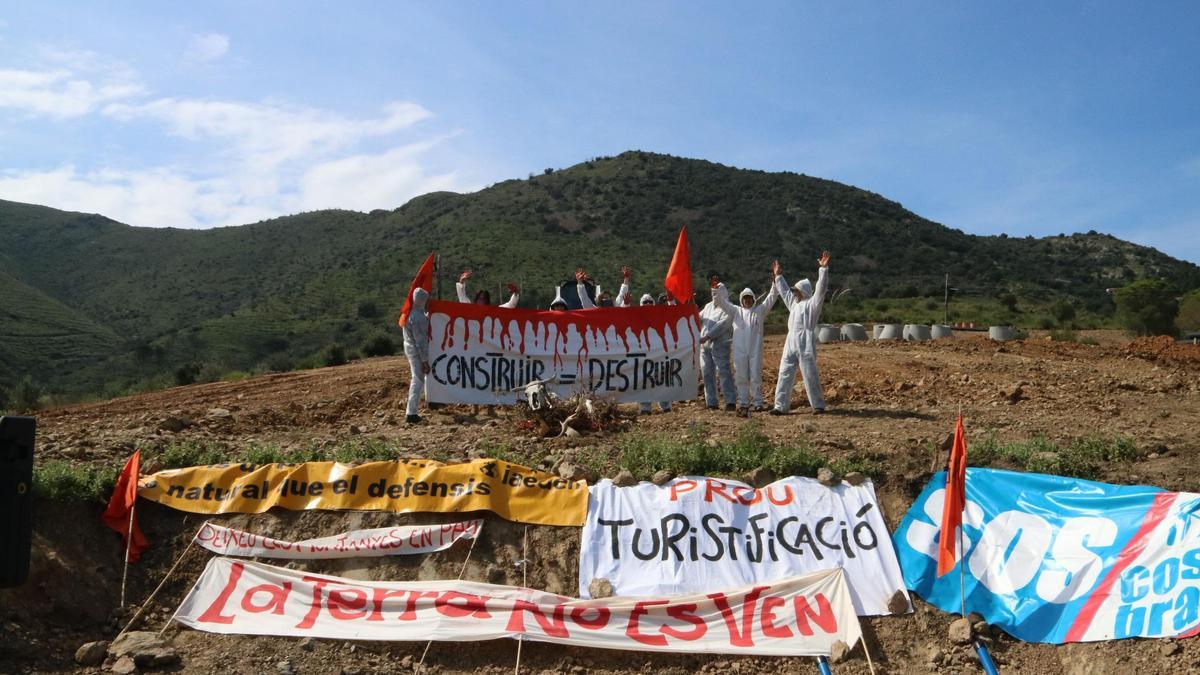 SOS Costa Brava i Salvem l'Empordà han dut a terme una acció reivindicativa per reclamar que s'aturin les obres al sector Super Fener de Llançà