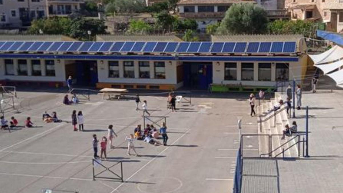 Placas solares en un colegio. |