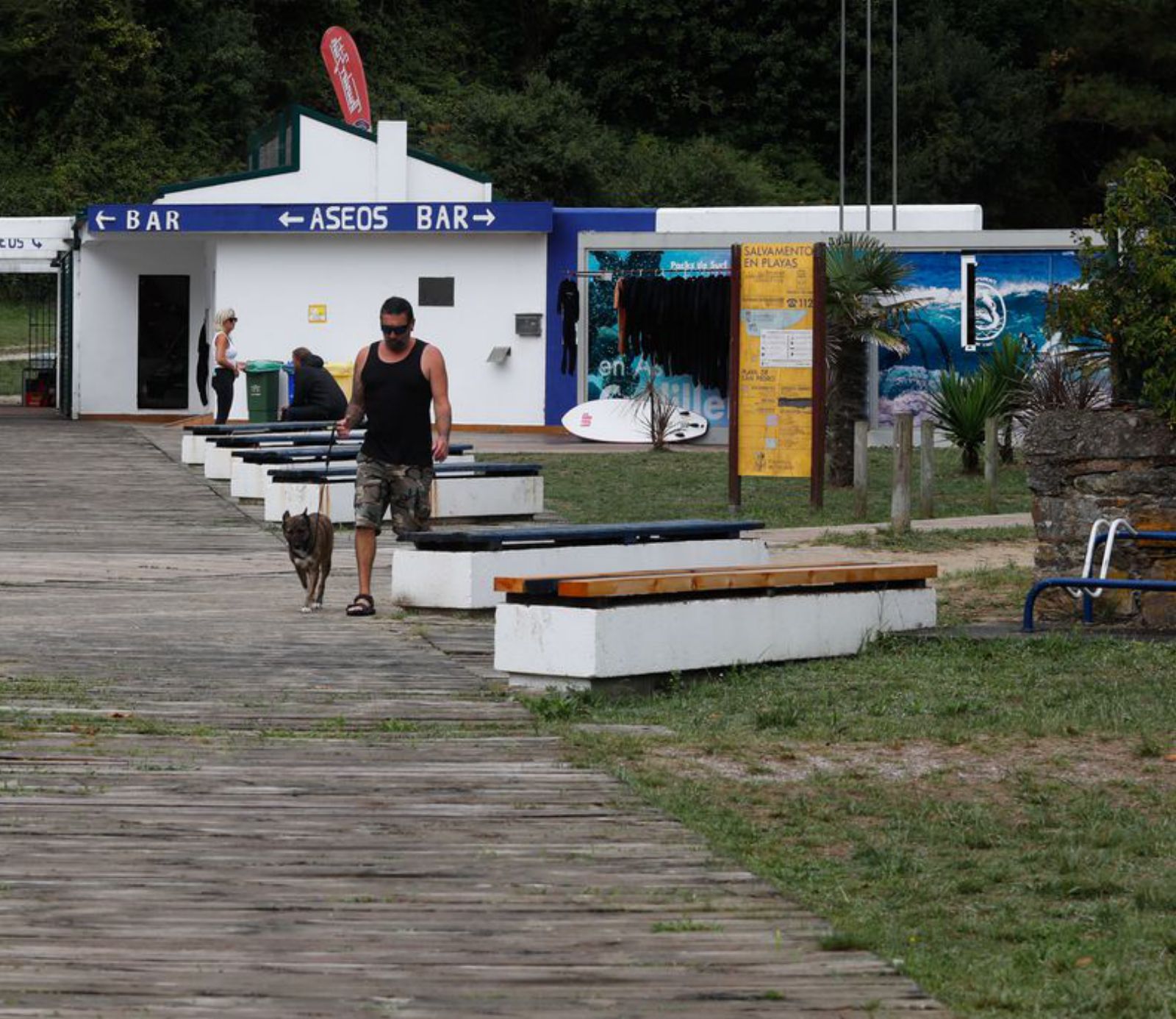 Zona de bares y la escuela de surf. | Mara Villamuza