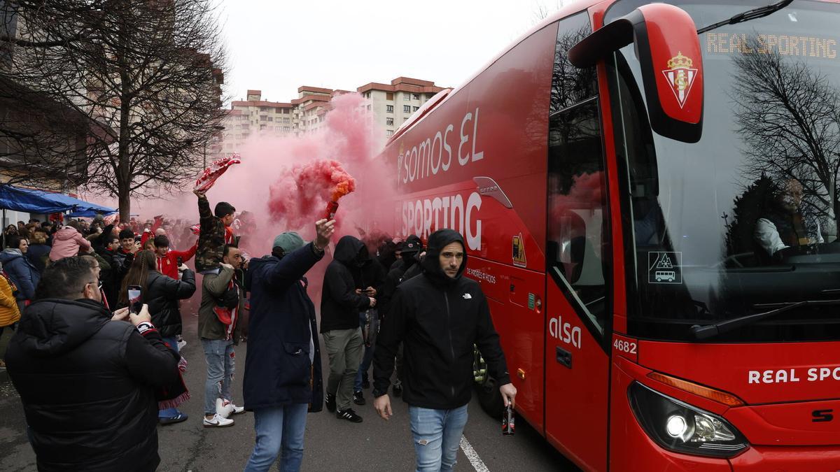 Aficionados del Sporting reciben al autobús del equipo en las inmediaciones del Molinón