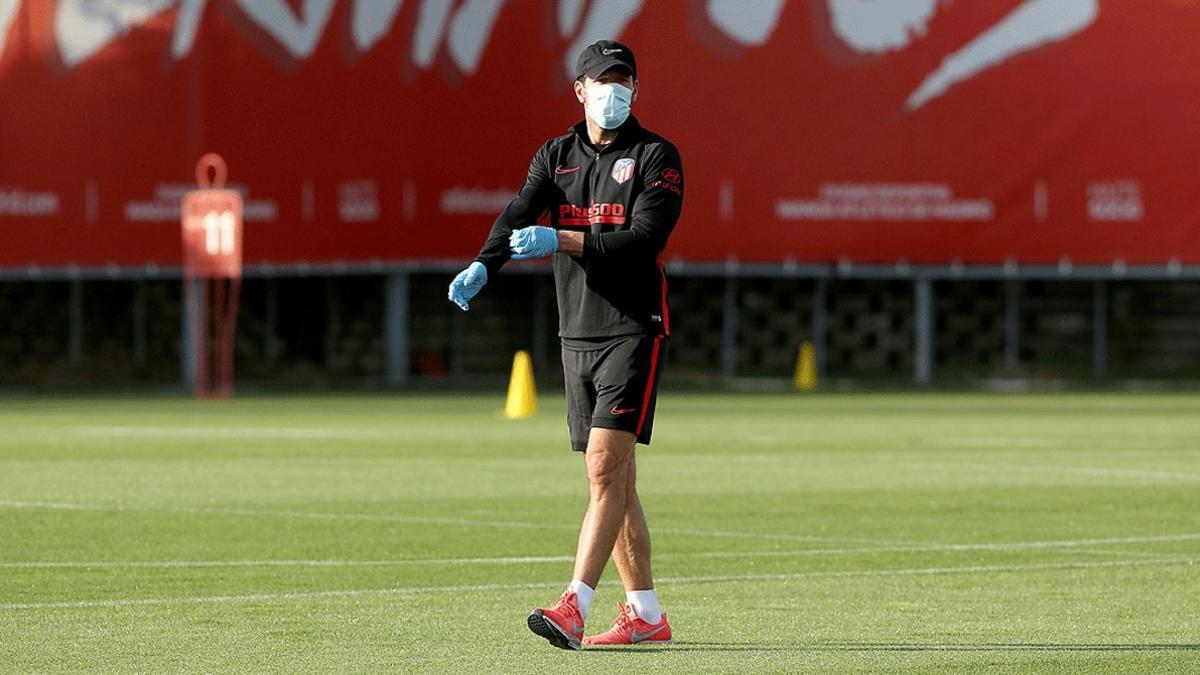 El entrenador del Atlético de Madrid, Diego Pablo Simeone, durante un entrenamiento, el pasado 9 de mayo