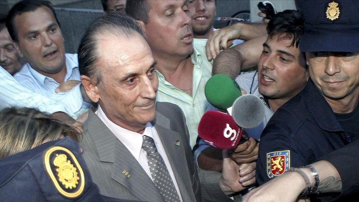 Manuel Ruiz de Lopera, a la salida de un juzgado de Sevilla, en el 2010.