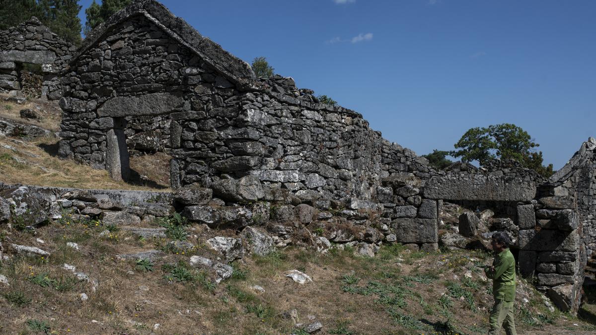 Uno de los operarios de la Xunta, ante una edificación en ruinas. // BRAIS LORENZO