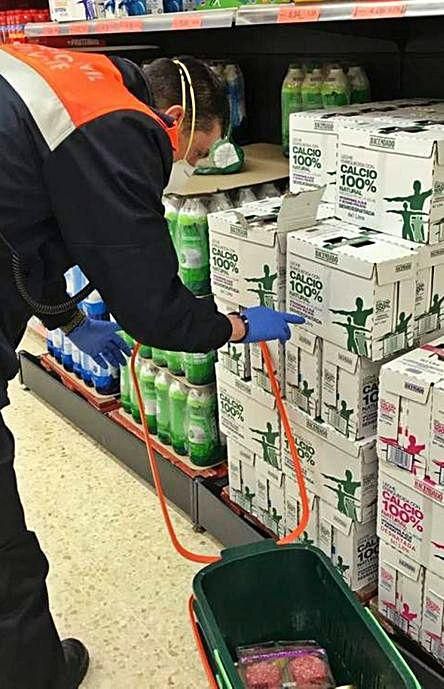 Un voluntario hace la compra en un supermercado para un vecino. | E. P.