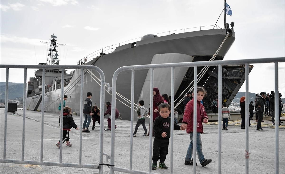 zentauroepp52676950 children play past the military carrier which accomodates re200308202621