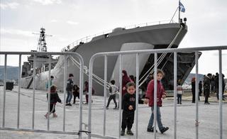 Un campo de refugiados flotante en Lesbos