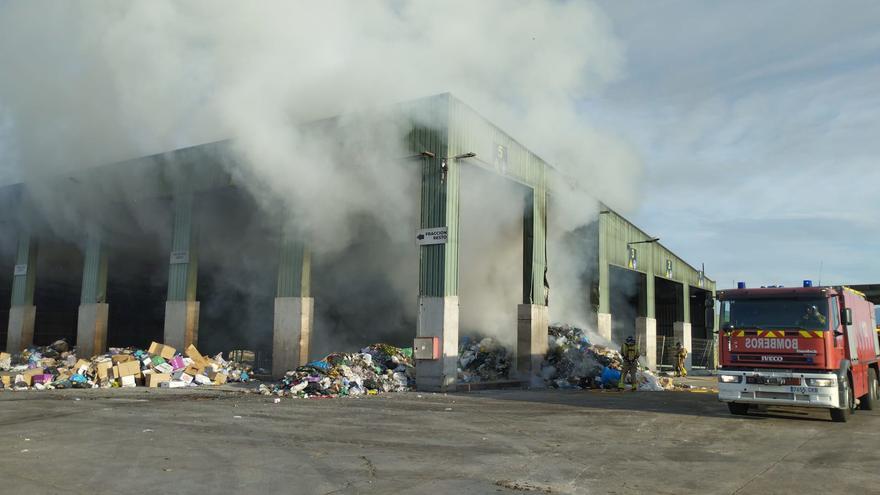 Bomberos apagan un incendio en el Centro de Gestión de Residuos de Lorca