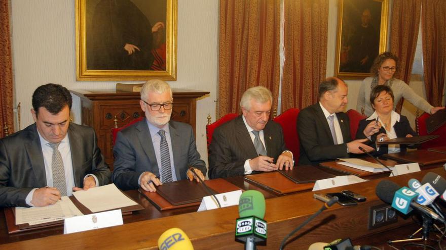 Firma do acordo entre universidades coa Xunta en 20215, cos tres rectores e Rodríguez. | X. Álvarez