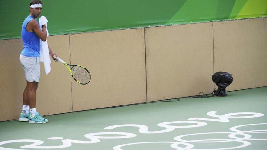 Rafa Nadal realiza un entrenamiento en el Olympic Tennis Centre de Río.