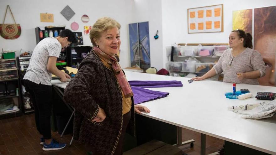 Blanca Fernández, en el taller de la asociación de desempleados PM-40/as, ayer, con los alumnos Nabil Majouti y Bruna de Morais.