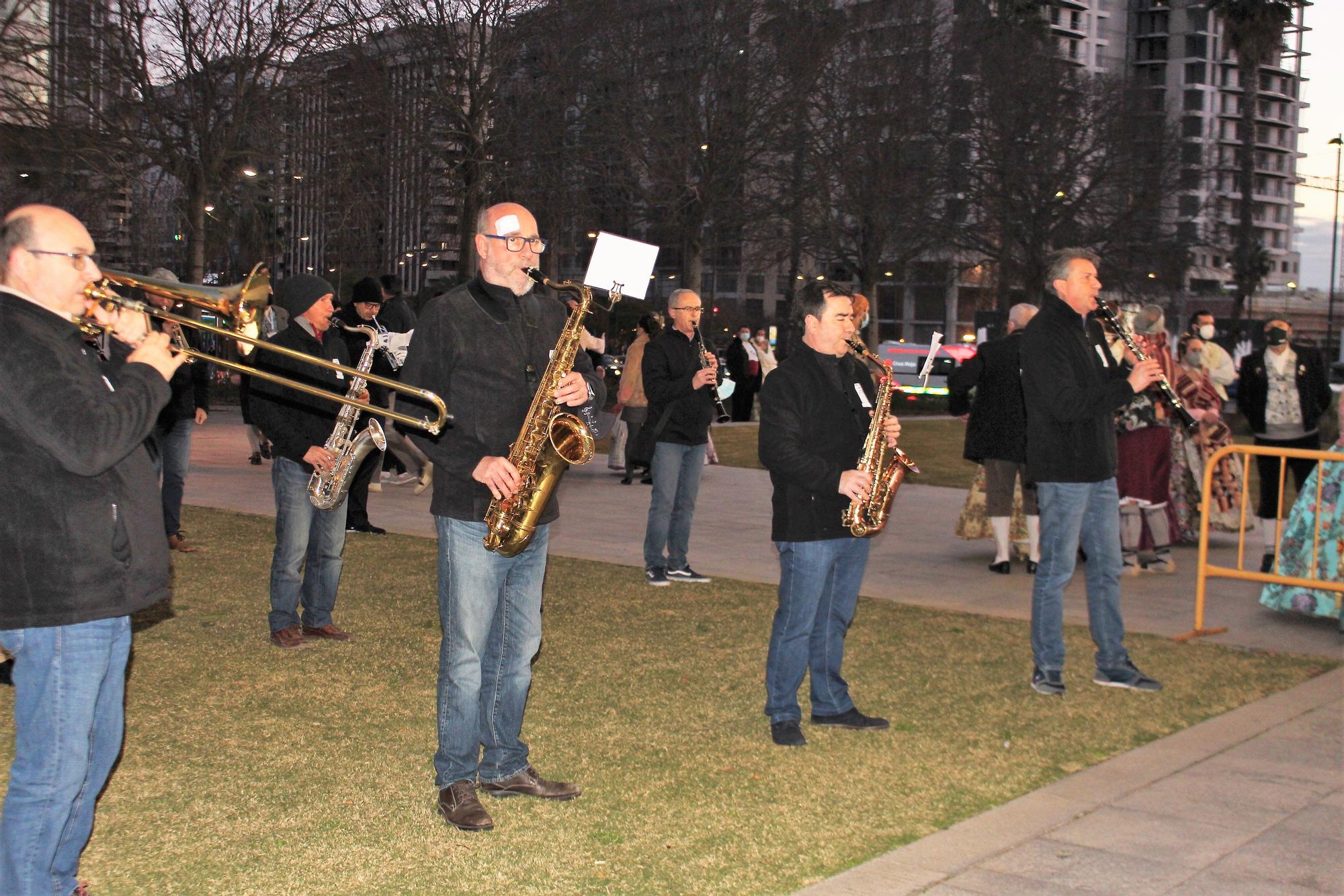 La Banda Municipal llevó su protesta a las puertas de la exaltación de la fallera mayor