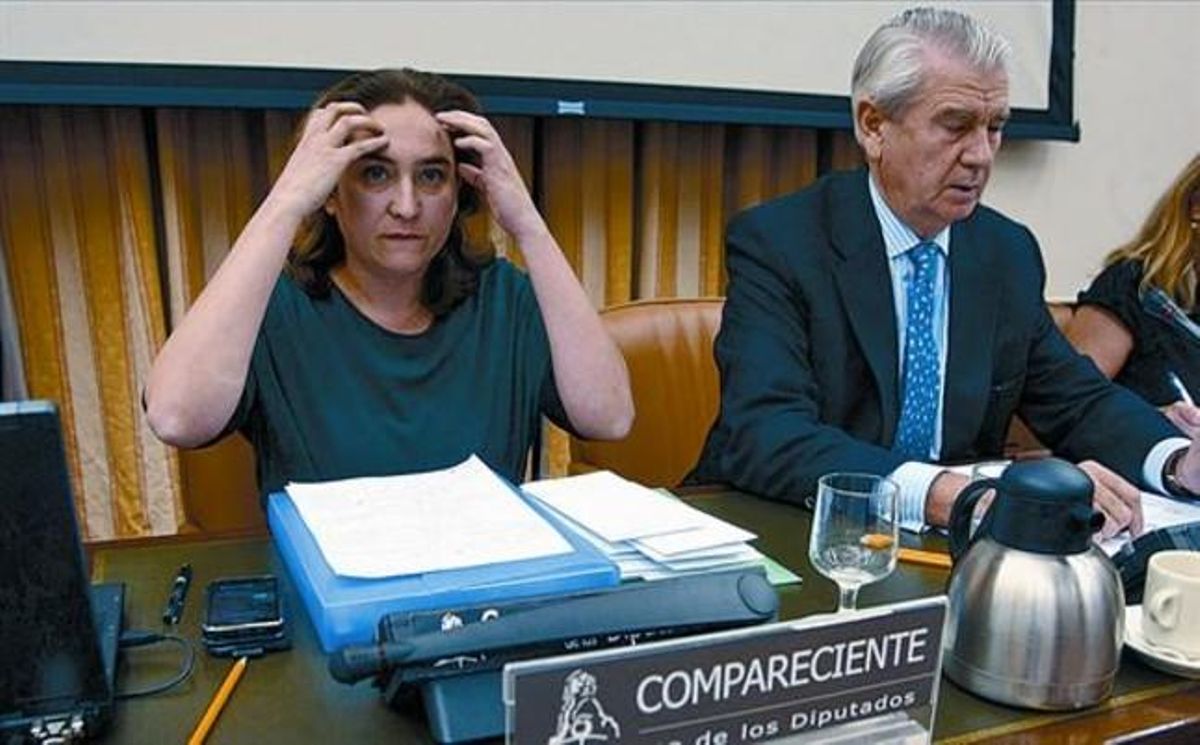 Colau i Lanzuela, ahir a la tarda durant la compareixença de la portaveu de la PAH a la comissió d’Economia i Competitivitat del Congrés. Colau i Lanzuela, ahir a la tarda durant la compareixença de la portaveu de la PAH a la comissió d’Economia i Competitivitat del Congrés.