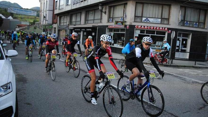 Ciclistas por las calles de Nava en la salida de la prueba de 2017.