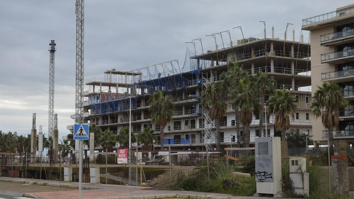 La reactivación de la construcción de viviendas en la playa de Moncofa es ya una realidad palpable que empieza a transformar de nuevo el paisaje urbano y económico de este enclave costero.