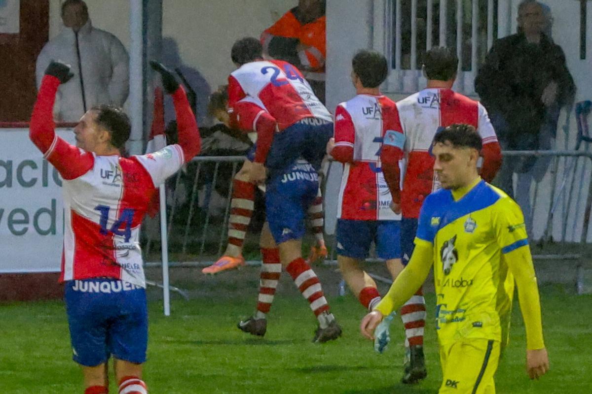 Las imágenes del derbi de O Salnés entre Arosa y Cambados en A Lomba