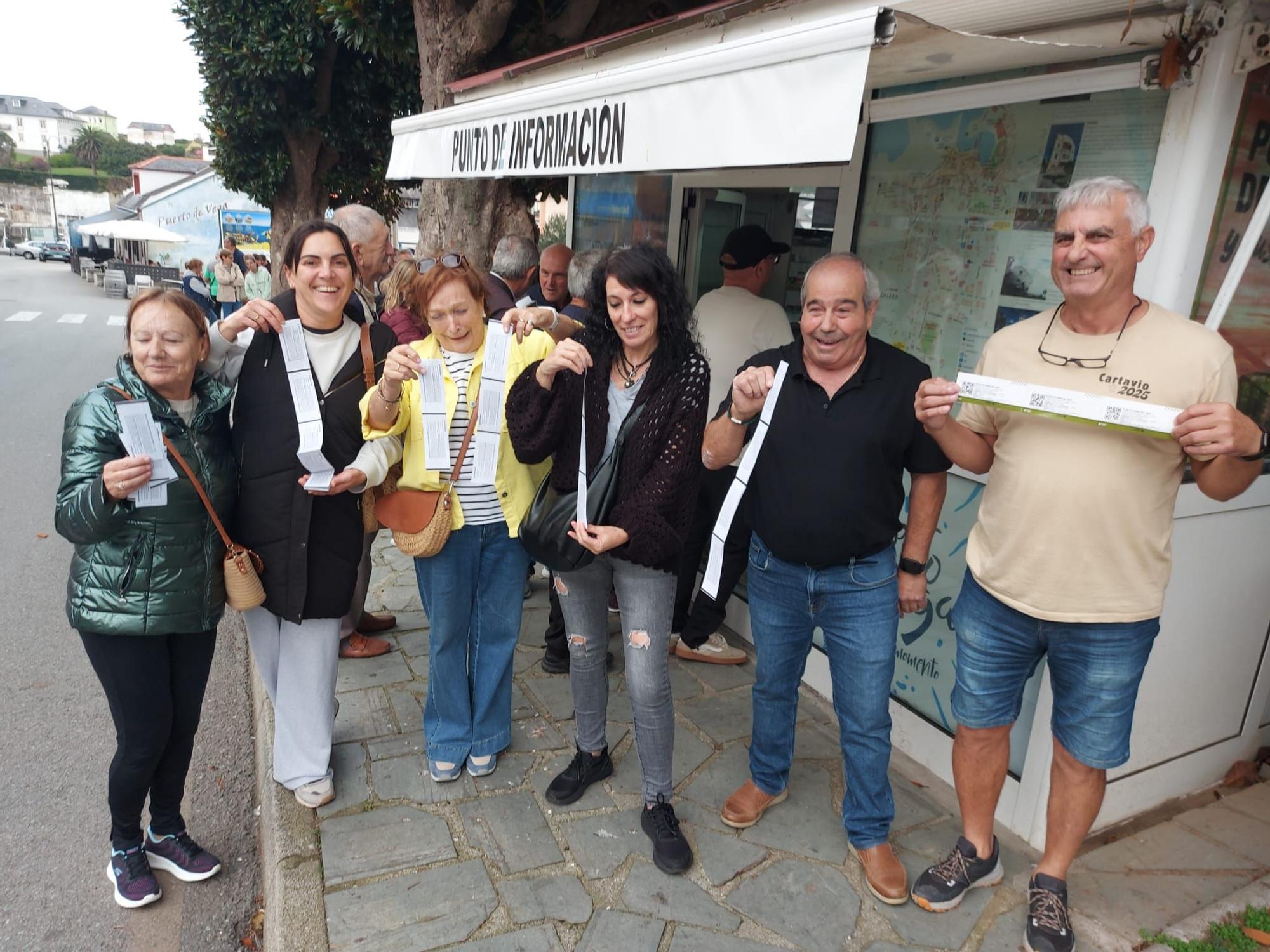 En imágenes: Colas en Puerto de Vega para conseguir una entrada para el partido de la Copa del Rey