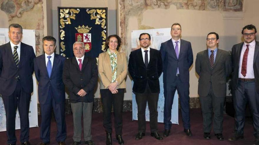 García Cirac (centro) y Del Bien (derecha) con representantes de las empresas colaboradoras. Foto Ical