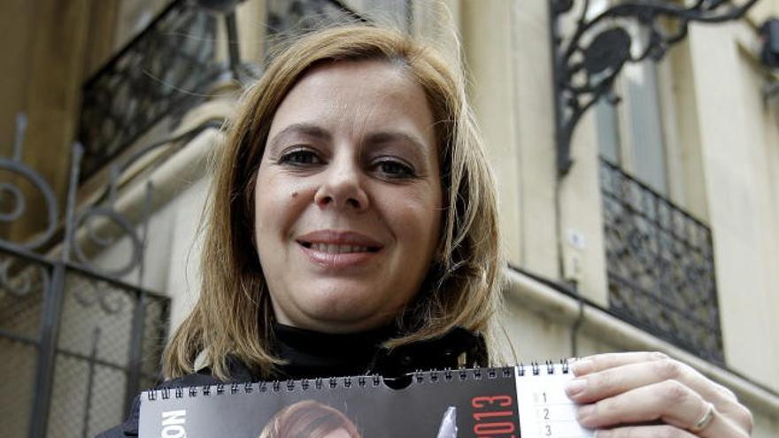 Silvia Lucas, con el calendario.