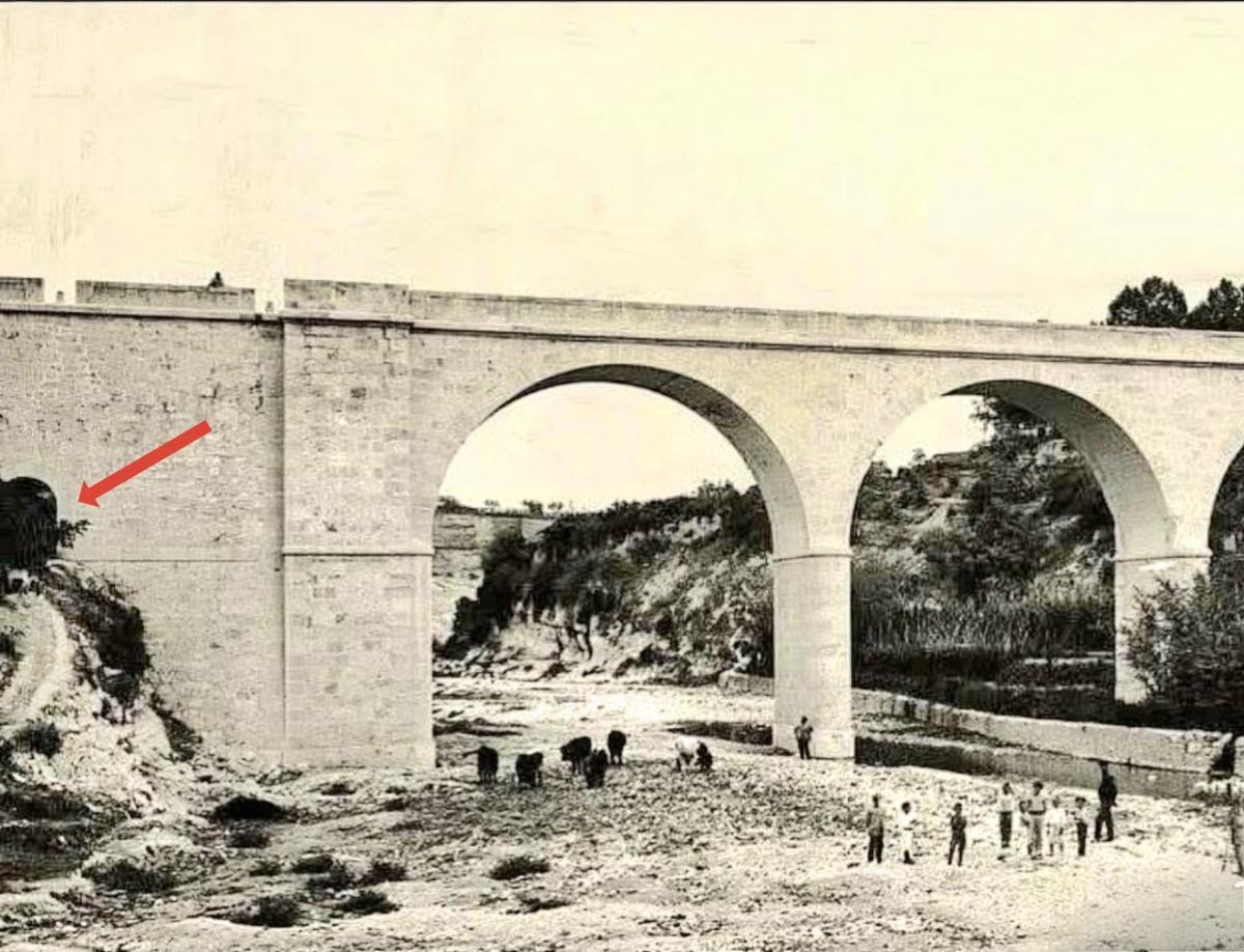 Fotografía antigua en la que se señala el "ullal" redescubierto.