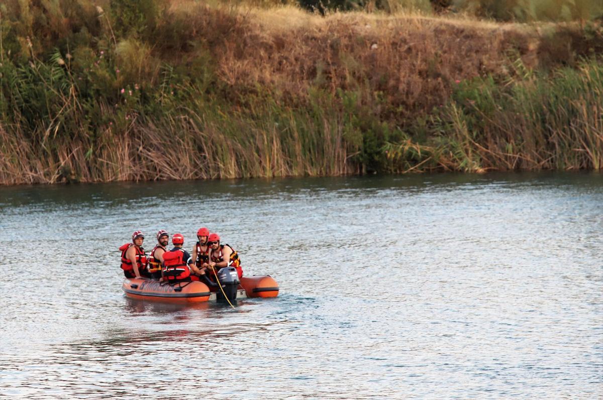 FRANCISCO GONZÁLEZ.- Buscan a un joven desaparecido en el Lago Azul de Córdoba El chico se bañaba con un grupo de cuatro amigos y de momento la Policía Nacional no descarta ninguna hipótesis. Bomberos. Ahogado