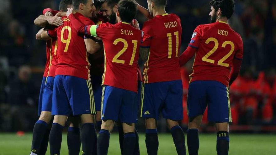 Los jugadores de la selección celebran uno de sus goles de ayer ante Macedonia.