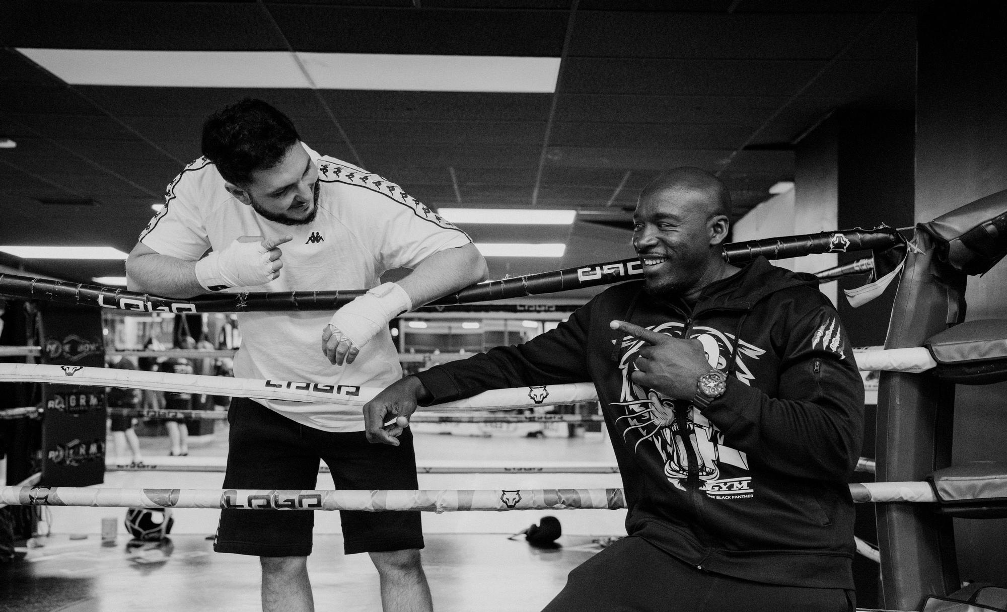 Sobre el ring, el cantante Omar Montes. Abajo, su entrenador y propietario de TBP, Bene Nsue