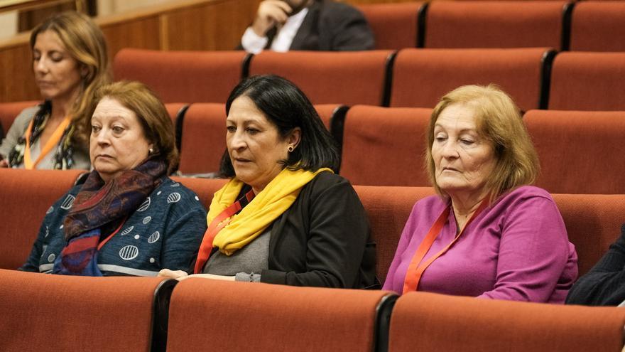 Las hermanas de Manuel José García Caparrós, en el Pleno del Parlamento andaluz.