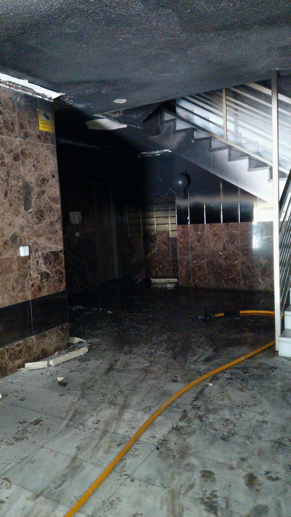 Entrada al edificio de Isaac Albéniz donde se produjo el incendio el viernes.