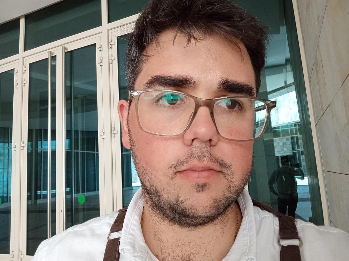 Jonathan Domínguez, de 24 años, es estudiante de Psicología y camarero en la Cidade da Cultura.