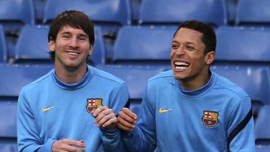 Messi y Adriano, durante la sesión previa en Londres.