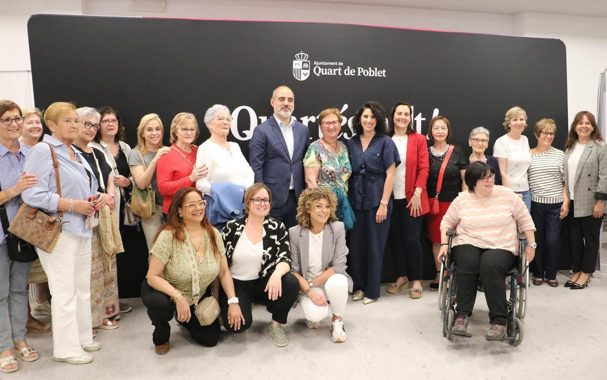 Imagen de grupo con la alcaldesa, el subdelegado del Gobierno y las integrantes de las asociaciones de mujeres de Quart de Poblet