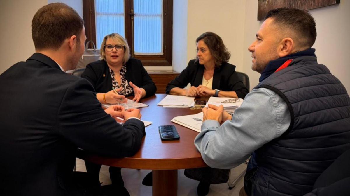 La alcaldesa de Los Villares en una reunión con la consejera de Sostenibilidad y Medio Ambiente, Catalina García, y el diputado autonómico, Erik Domínguez