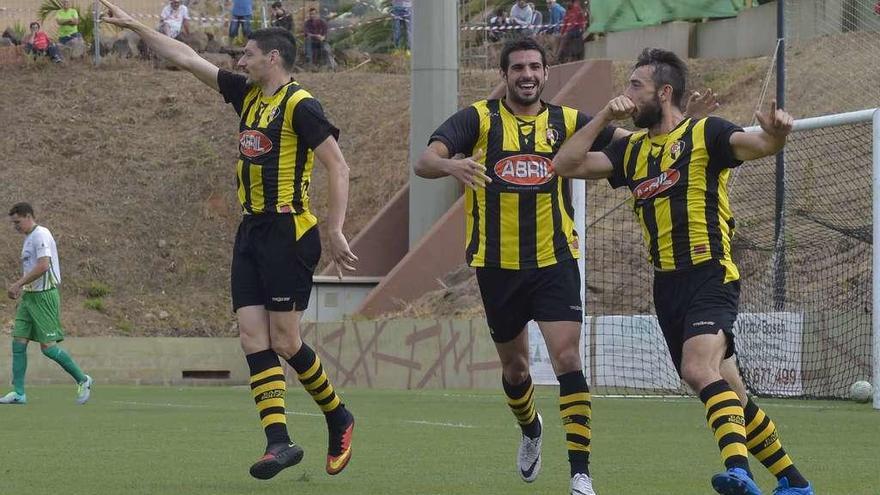 Los jugadores del Rápido celebran el gol de Carnero en la ida. // Andrés Cruz