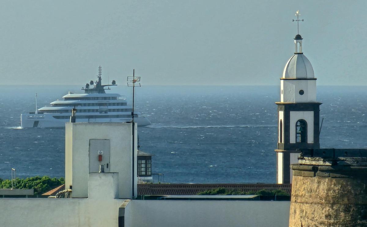 El crucero boutique Emerald Azzurra, en la bahía de Arrecife este jueves para atracar en el puerto.