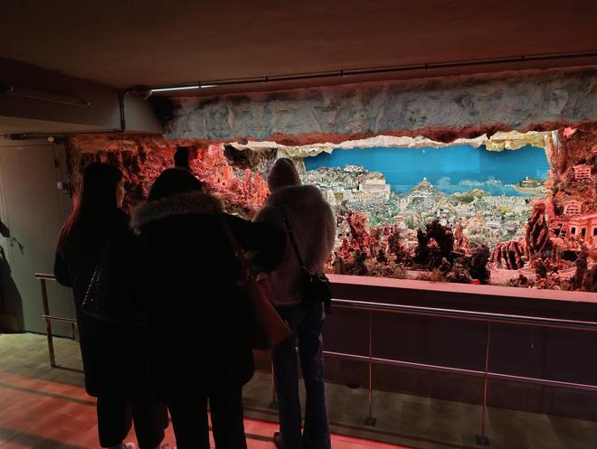 El monumental belén del asilo poleso, en imágenes