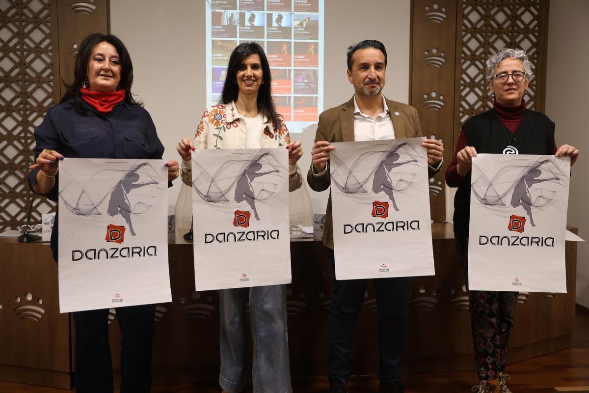 El diputado de Identidad Cultural, Deporte y Juventud, Bienestar Social y Cooperación Internacional, Ricardo Cabezas;  la concejala de Cultura y Comunicación del Ayuntamiento de Villafranca de los Barros, Miriam García Cabezas;Carmen Ávila, coordinadora del programa; y Cristina Silveira  de Karlik Danza Teatro.