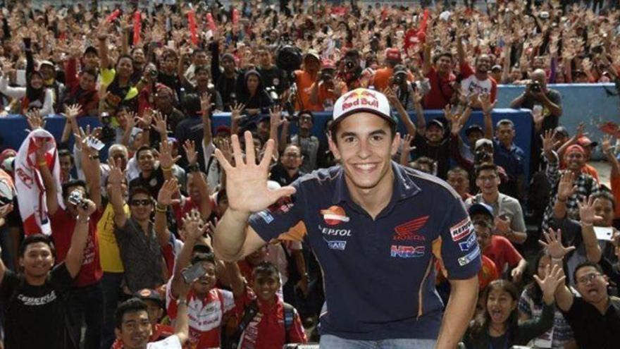 Miles de fans reciben a Márquez en Indonesia