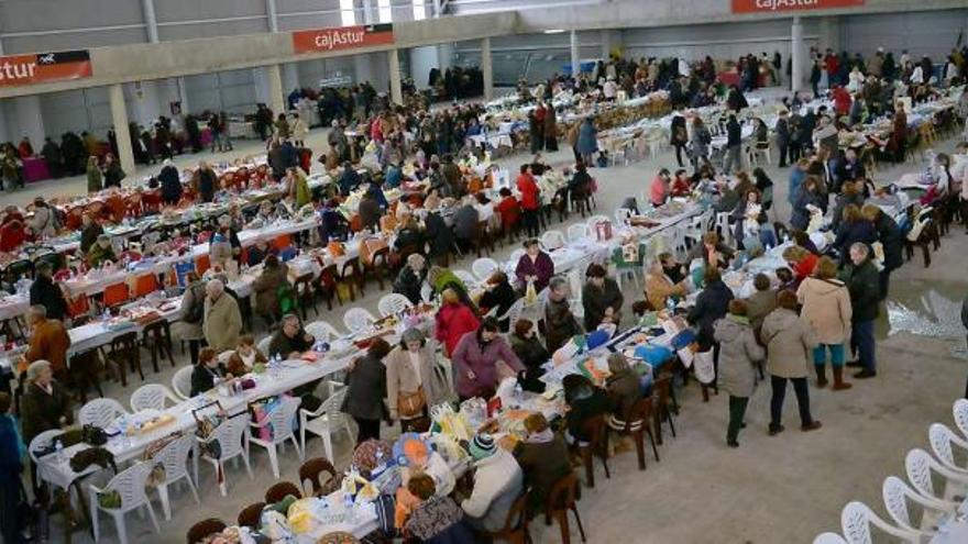 Participantes en el IX Encuentro de encajeras en el recinto ferial de Santullano, en Mieres.