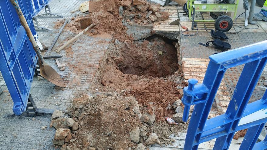 Una fuga de agua obliga a cortar parte del suministro en la avenida de España de Ibiza