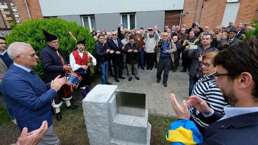 A la izquierda, Arsenio Fernández, hijo de &quot;El Polenchu&quot;, y a la derecha, su hermana Mari y el alcalde de San Martín, Enrique Fernández, aplauden ante el monolito en presencia de numeroso público.