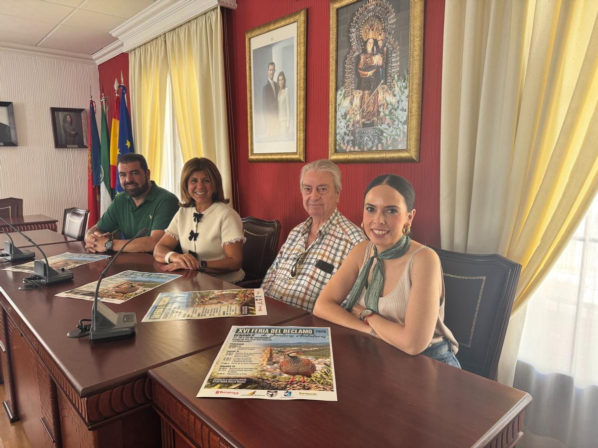 La alcaldesa de Benamejí, Carmen Lara, en la presentación de la feria, junto a Francisco Jiménez, responsable de la gestión del campo de tiro, y Curro y Rocío Reyes, representantes de Jauleros Andaluces.