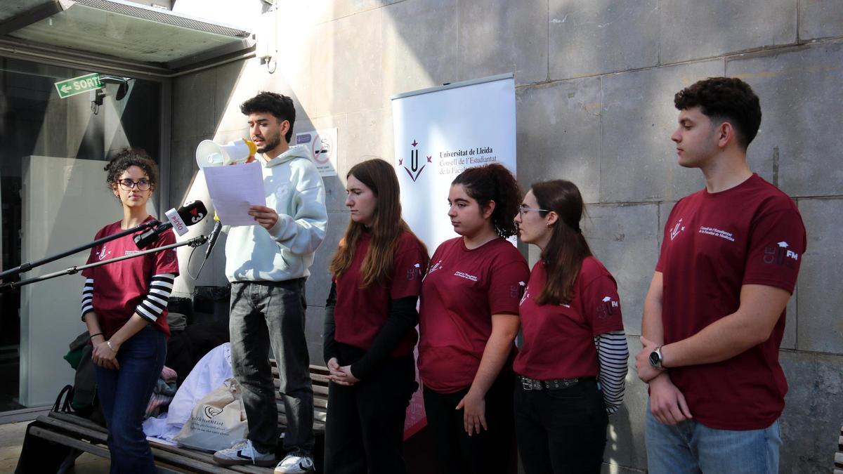 Membres del Consell de l'Estudiantant de la Facultat de Medicina de la UdL durant la lectura d'un manifest