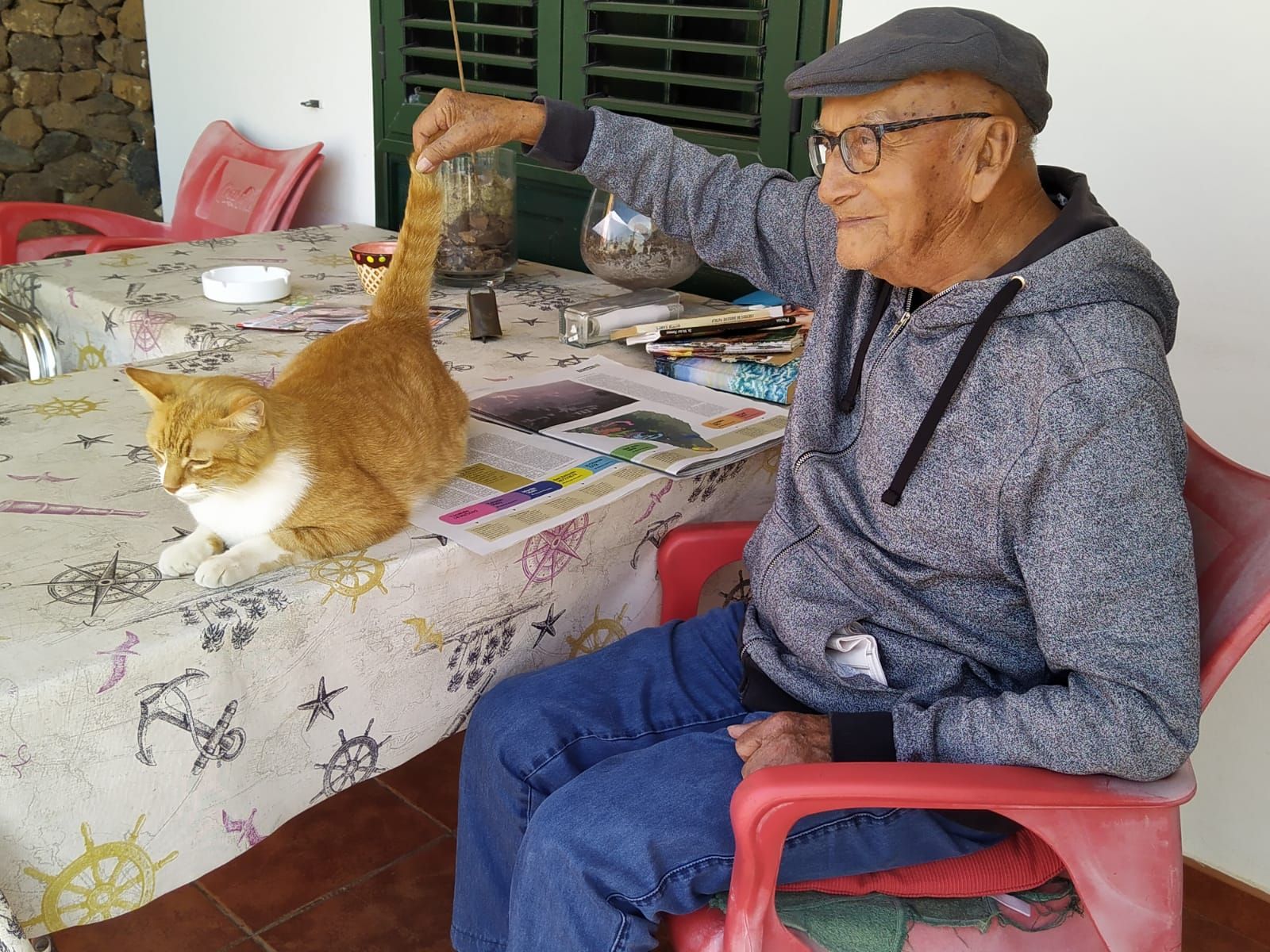 Víctor Avelino Ramos en su casa de Yaiza junto a su inseparable gato &#039;Toulouse&#039;.