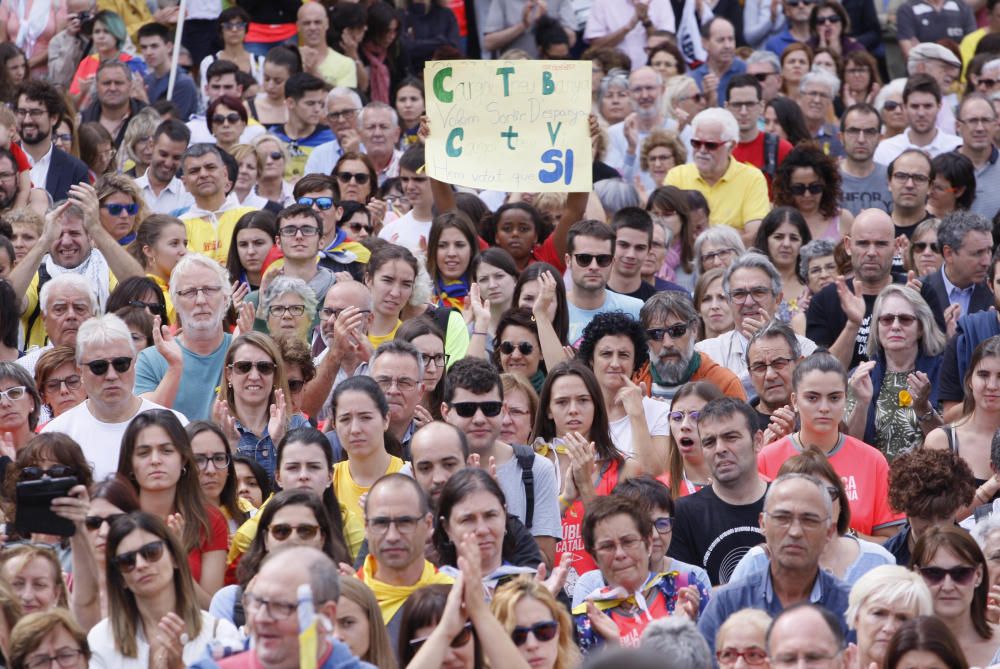 Concentració a la Plaça U d''octubre