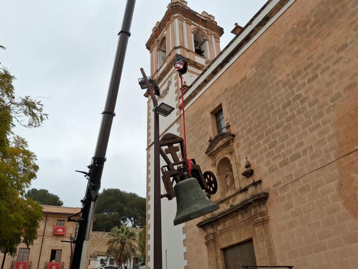 Imagen de la bajada de la campana tomada desde la plaza