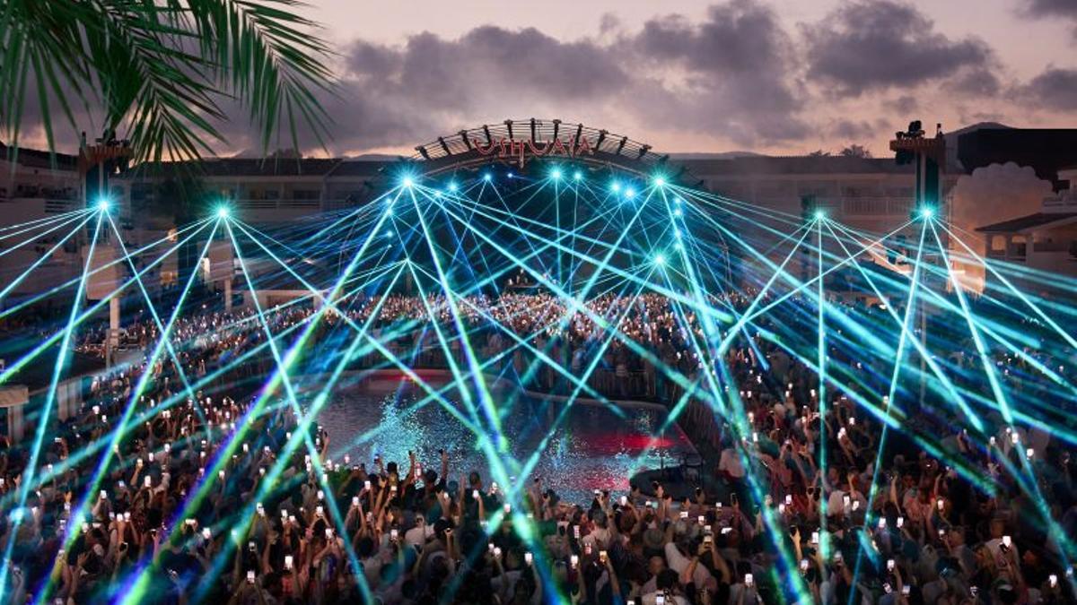 Fiesta multitudinaria en Ushuaia Ibiza.