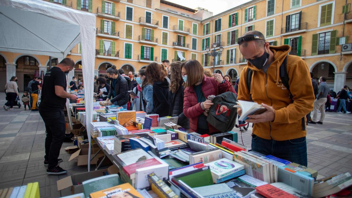 Sant Jordi arranca en Palma animado y con buen ritmo de ventas