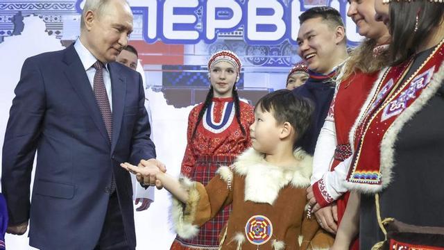 Vladímir Putin, amb representants dels pobles indígenes de Rússia, a l’abril. | VIATXESLAV PROKOFIEV / EFE