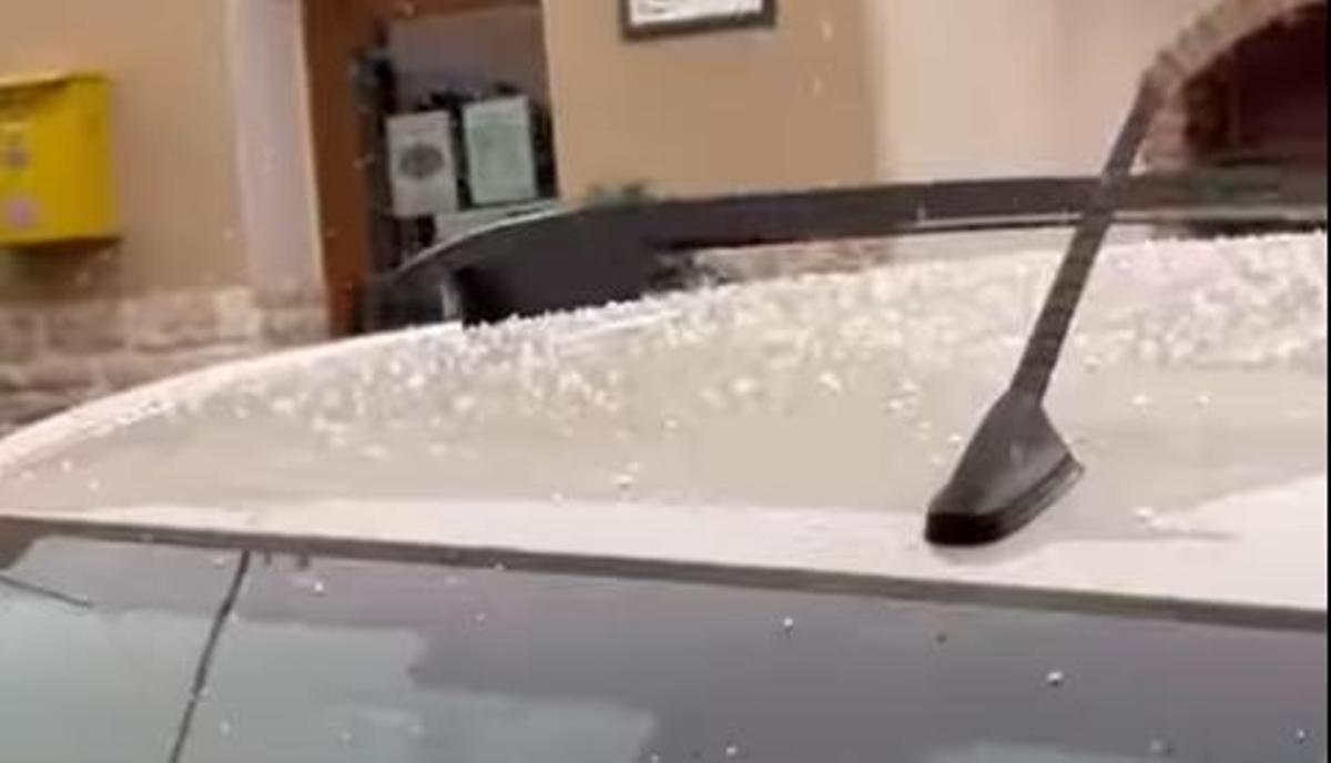 La parte superior de un coche, con copos de nieve.